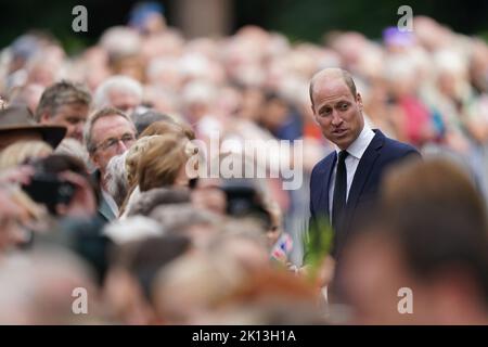 Nach dem Tod von Königin Elizabeth II. Trifft sich der Prinz von Wales mit Mitgliedern der Öffentlichkeit, nachdem er sich vor den Toren des Sandringham House in Norfolk Blumengebete angesehen hat Bilddatum: Donnerstag, 15. September 2022. Stockfoto