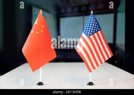 Flaggen der internationalen Verhandlungen der Vereinigten Staaten und chinas. Abschluss von Verträgen zwischen Ländern. Konzept der Kommunikation zwischen Repräsentativ Stockfoto
