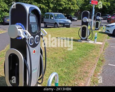 EnSmartEV-Ladegeräte, auf einem Parkplatz, Altstadt von Runcorn, mit MicroGrid, Halton, Cheshire, England, UK, WA7 1LX Stockfoto