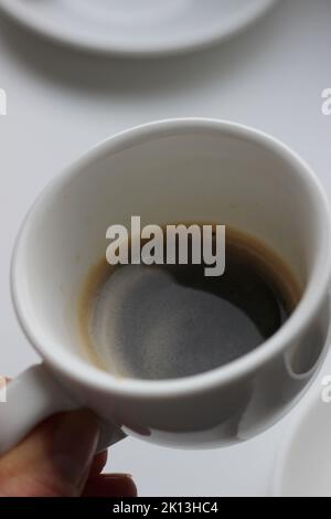 Holdind-Tasse mit frisch zubereitetem Espresso Shot. Kaffee Zubereiten. Bar Cafe. Stockfoto