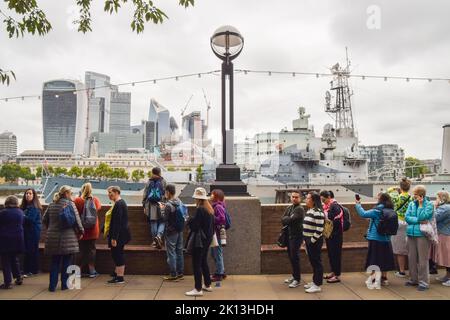 London, England, Großbritannien. 15. September 2022. Neben der HMS Belfast warten Menschen in der Schlange. Die Schlange für die im Zustand liegende Königin Elizabeth II. Erstreckt sich bis zur Tower Bridge, während die Menschen stundenlang warten, um den Sarg der Königin zu sehen. Der Sarg wurde in der Westminster Hall im Palace of Westminster platziert, wo sie bis zu ihrer Beerdigung am 19.. September bleiben wird. (Bild: © Vuk Valcic/ZUMA Press Wire) Bild: ZUMA Press, Inc./Alamy Live News Stockfoto