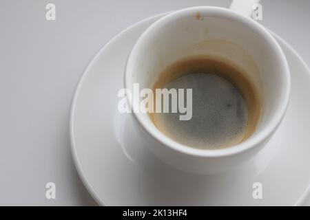 Frisch zubereiteter Espresso Shot mit Crema Foam Top View. Kaffee Trinken. Stockfoto