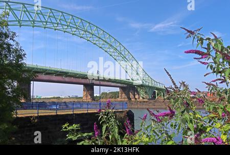 Die Silver Jubilee A533 Road Bridge (ursprünglich die Runcorn–Widnes Bridge oder informell die Runcorn Bridge), Halton, Cheshire, England, Großbritannien Stockfoto