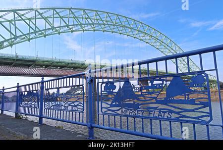 Geländer entlang der Runcorn Promenade, Silver Jubilee Mersey Runcorn/Widnes Brücke, Altstadt, Mersey Rd, Runcorn, Halton, Cheshire, England, Großbritannien, WA7 1DH Stockfoto