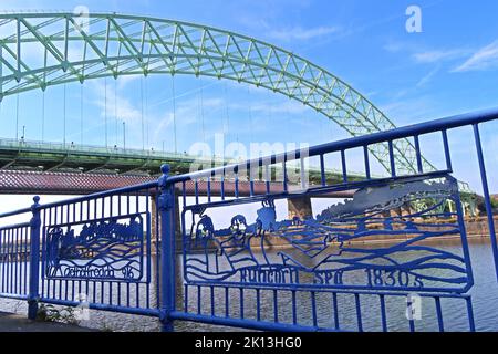 Geländer entlang der Runcorn Promenade, Silver Jubilee Mersey Runcorn/Widnes Brücke, Altstadt, Mersey Rd, Runcorn, Halton, Cheshire, England, Großbritannien, WA7 1DH Stockfoto