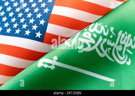 Hintergrund der Flaggen der USA und saudi-arabiens. Das Konzept der Interaktion oder Gegenwirkung zwischen den beiden Ländern. Internationale Beziehungen. p Stockfoto