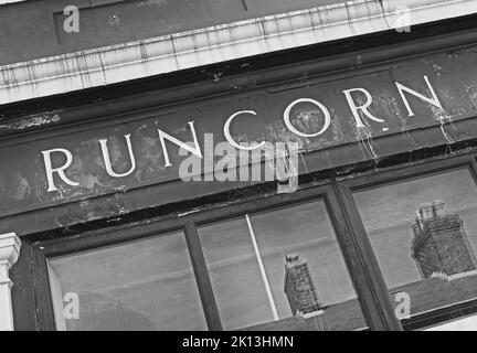 Monochrome Runcorn vom Runcorn and Widnes Cooperative Society Building, 71 High Street, Runcorn, Halton, Cheshire, ENGLAND, VEREINIGTES KÖNIGREICH WA7 1HU Stockfoto