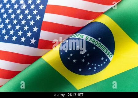 Hintergrund der Flaggen der USA und brasiliens. Das Konzept der Interaktion oder Gegenwirkung zwischen den beiden Ländern. Internationale Beziehungen. Politik Stockfoto