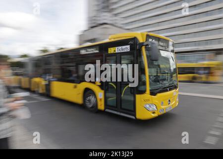 Berlin, Deutschland. 15. September 2022. Ein BVG-Bus fährt am Zoologischen Garten vorbei. Berlin erhält ein temporäres 29-Euro-Ticket für den öffentlichen Nahverkehr. Von Oktober bis Dezember gilt sie nur innerhalb der Stadt und ist nur als Abonnement erhältlich. Es kann nicht für einzelne Monate erworben werden. Quelle: Jörg Carstensen/dpa/Alamy Live News Stockfoto