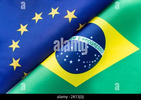 Flaggen der Europäischen Union und brasiliens. Das Konzept der internationalen Beziehungen zwischen Ländern. Der Staat der Regierungen. Stockfoto