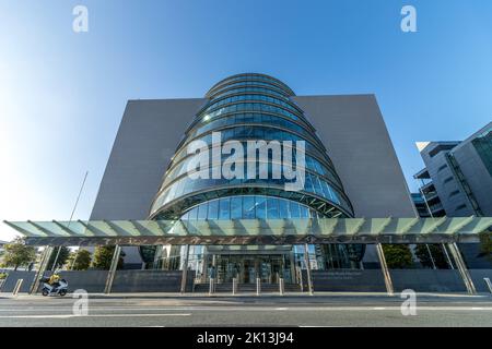 Vorderansicht des runden Glasgebäudes des Convention Centers in den Docklands Dublin, Irland. Stockfoto