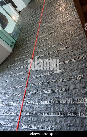 Liste berühmter Iren mit ihren Errungenschaften an einer Wand in der Business Lounge am Flughafen Dublin, Irland Stockfoto