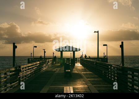 Ein wunderschöner Sonnenaufgangshimmel über dem Dania Beach Pier in Süd-Florida Stockfoto