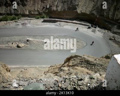 Luftaufnahme der Zigzag Straße - bekannt als die Jilabi Straße an der alten Route des Leh Srinagar Highway Stockfoto