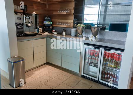 Kaffeestation in der Business Lounge des Flughafens Dublin, Irland Stockfoto