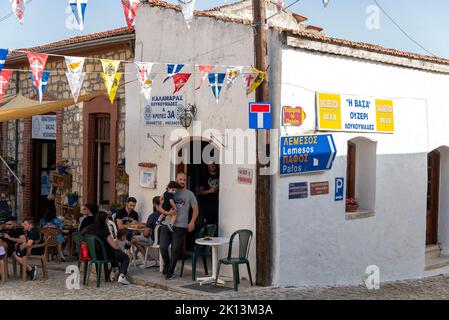 Vasa Dorf, Limassol Bezirk, Zypern - 23. April 2022: Menschen, die sich in einem traditionellen Café ausruhen Stockfoto