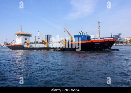 Ecodelta, ein großer Bagger, fährt die Nieuwe Mas, Rotterdam, Niederlande hinunter Stockfoto