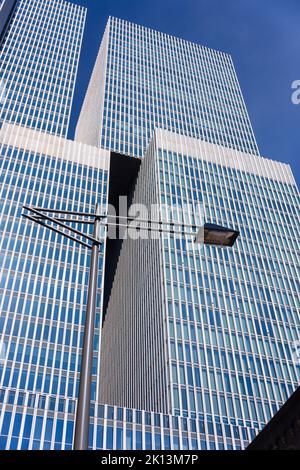 Straßenlampe vor hohen Bürogebäuden, Rotterdam, Niederlande Stockfoto