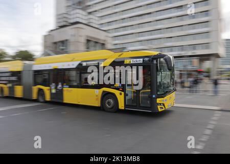 Berlin, Deutschland. 15. September 2022. Ein BVG-Bus fährt am Zoologischen Garten vorbei. Berlin erhält ein temporäres 29-Euro-Ticket für den öffentlichen Nahverkehr. Von Oktober bis Dezember gilt sie nur innerhalb der Stadt und ist nur als Abonnement erhältlich. Es kann nicht für einzelne Monate erworben werden. Quelle: Jörg Carstensen/dpa/Alamy Live News Stockfoto