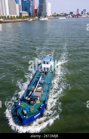 Corina, ein Binnenschiff, fährt entlang der Nieuwe Mas, Rotterdam, Niederlandebarge Stockfoto