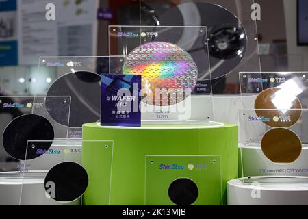 Taipei, Taipei, Taiwan. 15. September 2022. Silizium-Wafer werden während der SEMICON TAIWAN 2022 Exhibition ausgestellt, die das sorgfältige Design, die Produktion, die Materialien und andere Perspektiven der in der Halbleiterindustrie angewandten Technologien bietet. Die Halbleiterindustrie Taiwans spielt eine bedeutende Rolle in der globalen Lieferkette, wobei die internationale Besorgnis über eine mögliche chinesische Invasion auf der selbstverwalteten Insel zunimmt, da die Spannungen nach zunehmenden Streitigkeiten zwischen China und den USA zunehmen. Kredit: ZUMA Press, Inc./Alamy Live Nachrichten Stockfoto