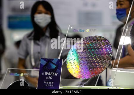 Taipei, Taipei, Taiwan. 15. September 2022. Auf der Messe SEMICON TAIWAN 2022 wurden mehrere Siliziumwafer ausgestellt, die das sorgfältige Design, die Produktion, die Materialien und andere Perspektiven der in der Halbleiterindustrie angewandten Technologien zeigen. Die Halbleiterindustrie Taiwans spielt eine bedeutende Rolle in der globalen Lieferkette, wobei die internationale Besorgnis über eine mögliche chinesische Invasion auf der selbstverwalteten Insel zunimmt, da die Spannungen nach zunehmenden Streitigkeiten zwischen China und den USA zunehmen. Kredit: ZUMA Press, Inc./Alamy Live Nachrichten Stockfoto