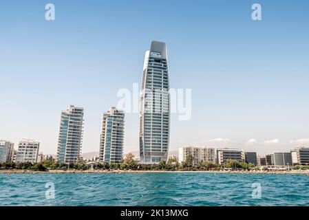 Hohe Gebäude am Strand von Limassol. Zypern Stockfoto