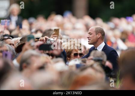 Nach dem Tod von Königin Elizabeth II. Trifft sich der Prinz von Wales mit Mitgliedern der Öffentlichkeit, nachdem er sich vor den Toren des Sandringham House in Norfolk Blumengebete angesehen hat Bilddatum: Donnerstag, 15. September 2022. Stockfoto