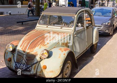 Rusty roen 2CV geparkt in Rotterdam, Niederlande Stockfoto