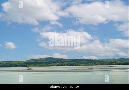 Schwimmende Solarfarm oder schwimmende Photovoltaik. Solarstrom. Landschaft von Sonnenkollektoren, die auf dem Wasser im Stausee oder See schwimmen. Solartechnik. Stockfoto