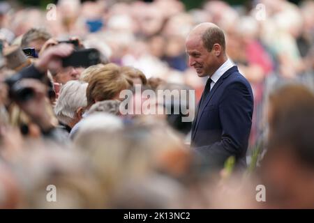 Nach dem Tod von Königin Elizabeth II. Trifft sich der Prinz von Wales mit Mitgliedern der Öffentlichkeit, nachdem er sich vor den Toren des Sandringham House in Norfolk Blumengebete angesehen hat Bilddatum: Donnerstag, 15. September 2022. Stockfoto