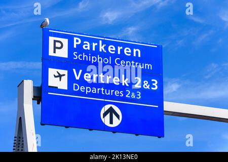 Schild für Schiphol Centrum Parkplatz und Abflugbereich 2 und 3, Schiphol Airport, Niederlande Stockfoto