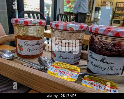 Gläser mit französischen Marmeladen und Butter in einem Bäckercafe, Phnom Penh, Kambodscha Stockfoto