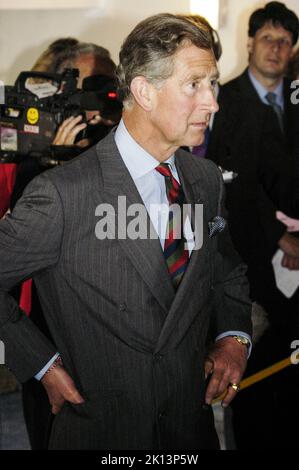 Prinz Charles begleitet Prinz William auf seinem ersten offiziellen königlichen Besuch als Senior Royal bei NASH Wohnprojekt in Newport, Südwales. Juni 18 2003. FOTO: ROB WATKINS/ALAMY Stockfoto