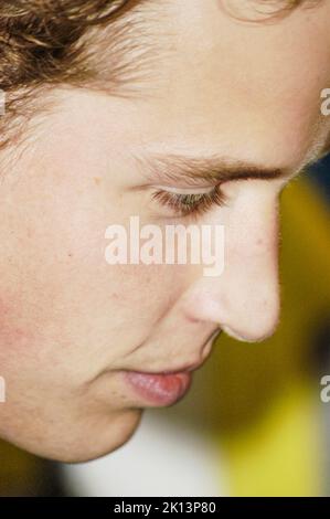 Prinz William auf seinem ersten offiziellen königlichen Besuch als Senior Royal bei NASH Housing Project in Newport, South Wales. Juni 18 2003. FOTO: ROB WATKINS/ALAMY Stockfoto