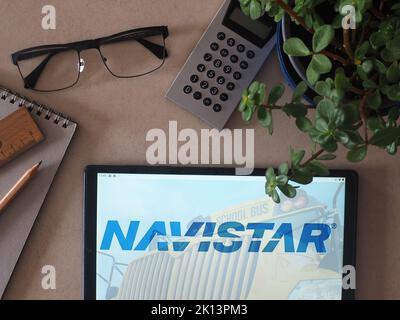 In dieser Abbildung sehen Sie das Logo der Marke Navistar der TRATON Group, das auf einem Tablet zu sehen ist Stockfoto