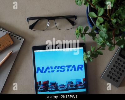 In dieser Abbildung sehen Sie das Logo der Marke Navistar der TRATON Group, das auf einem Tablet zu sehen ist Stockfoto