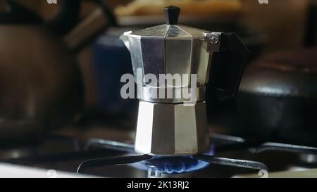 Moka Topf brauen auf einem Gasherd. Traditionelle Art, italienischen Kaffee zu brauen. Stockfoto