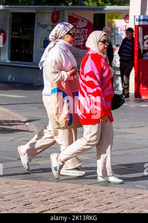 Dundee, Tayside, Schottland, Großbritannien. 15. September 2022. UK Wetter: Aufgrund der warmen Septembersonne erreichten die Temperaturen im Nordosten Schottlands 16 Grad Eine Woche vor dem Herbst sind trendige Frauen im Stadtzentrum von Dundee unterwegs, genießen das angenehme warme Wetter und gehen beim Einkaufen ihre Geschäfte durch. Kredit: Dundee Photographics/Alamy Live Nachrichten Stockfoto
