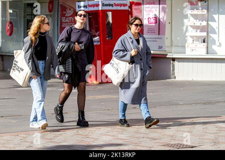 Dundee, Tayside, Schottland, Großbritannien. 15. September 2022. UK Wetter: Aufgrund der warmen Septembersonne erreichten die Temperaturen im Nordosten Schottlands 16 Grad Eine Woche vor dem Herbst sind trendige Frauen im Stadtzentrum von Dundee unterwegs, genießen das angenehme warme Wetter und gehen beim Einkaufen ihre Geschäfte durch. Kredit: Dundee Photographics/Alamy Live Nachrichten Stockfoto