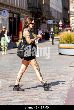 Dundee, Tayside, Schottland, Großbritannien. 15. September 2022. UK Wetter: Aufgrund der warmen Septembersonne erreichten die Temperaturen im Nordosten Schottlands 16 Grad Eine Woche vor dem Herbst sind trendige Frauen im Stadtzentrum von Dundee unterwegs, genießen das angenehme warme Wetter und gehen beim Einkaufen ihre Geschäfte durch. Kredit: Dundee Photographics/Alamy Live Nachrichten Stockfoto