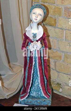 Eine Sammlerpuppe, eine Matrone mittleren Alters in langen Kleidern, ist auf der Angel Age-Ausstellung von Author's Dolls in Kiew, Ukraine, zu sehen. Stockfoto