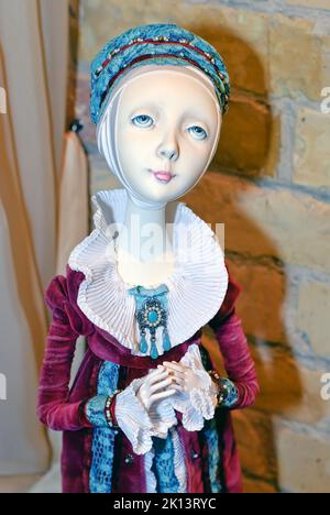 Eine Sammlerpuppe, eine Matrone in langen Kleidern, ist auf der Ausstellung „Author's Dolls“ in Kiew, Ukraine, zu sehen. Stockfoto
