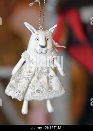 Eine Sammlerpuppe, eine Katze in weißem Kleid, ist auf der Ausstellung „Author's Dolls“ in Kiew, Ukraine, zu sehen. Stockfoto