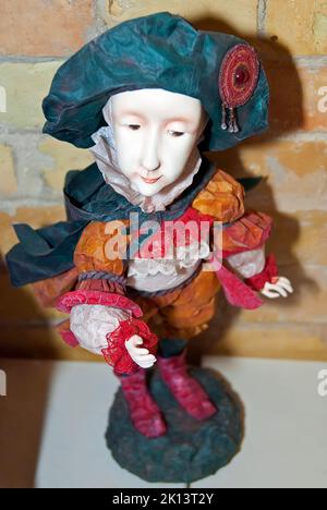 Eine Sammlerpuppe, die einem jungen Pagenjungen ähnelt, ist in der Ausstellung „Author's Dolls“ in Kiew, Ukraine, zu sehen. Stockfoto