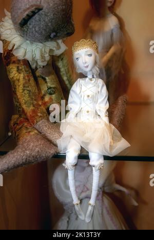 Eine Sammlerpuppe, ein Mädchen mit goldenem Haarreif, ist auf der Ausstellung „Author's Dolls“ in Kiew, Ukraine, zu sehen. Stockfoto