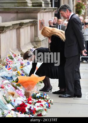 Glasgow, Schottland, Großbritannien. 15., September 2022. Glasgow, Schottland, Großbritannien. Prinzessin Anne besucht Glasgow und trifft sich mit den Menschen, bevor sie in die Kammern der Stadt kommt, um den Lord Provost zu treffen, und lud Gäste von Organisationen ein, für die Königin Elizabeth die Schirmherrschaft übernommen hatte. Kredit. Douglas Carr/Alamy Live News Stockfoto