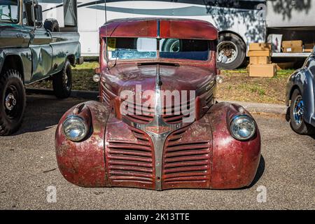 Falcon Heights, MN - 18. Juni 2022: Hochperspektivische Vorderansicht eines 1941 Dodge WD 15 Rat Rod Pickup Truckat einer lokalen Automshow. Stockfoto