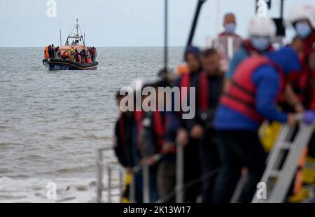 Dungeness und Hastings Rettungsboote mit Gruppen von Menschen, die als Migranten gedacht sind, kommen nach Dungeness, Kent, nach kleinen Bootsvorfällen im Kanal an. Bilddatum: Donnerstag, 15. September 2022. Stockfoto