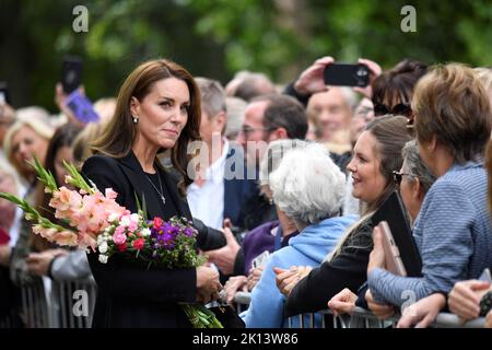 Die Prinzessin von Wales trifft sich mit Mitgliedern der Öffentlichkeit, als sie nach dem Tod von Königin Elizabeth II. Anreist, um Blumengebete zu sehen, die vor den Toren des Sandringham House in Norfolk hinterlassen wurden Bilddatum: Donnerstag, 15. September 2022. Stockfoto